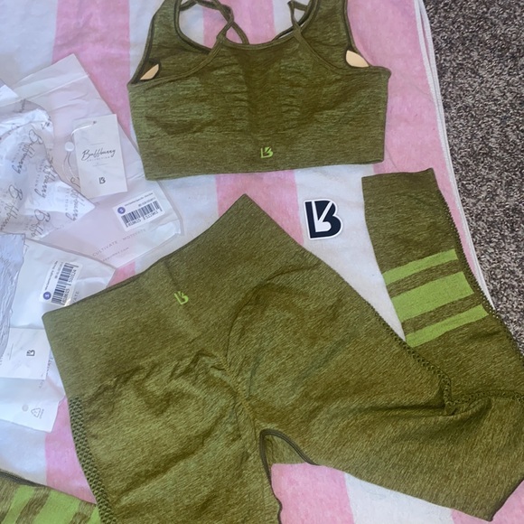 NWT INLINE SEAMLESS OLIVE GREEN SET SZ SMALL - Picture 6 of 7